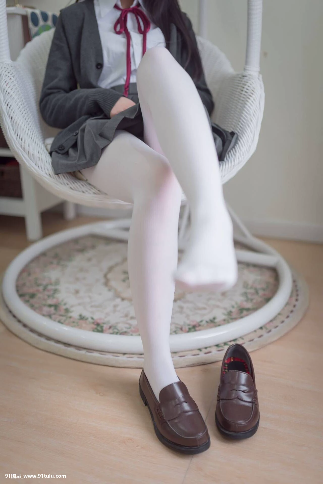 白丝少女 [21P][孟美岐 街拍]